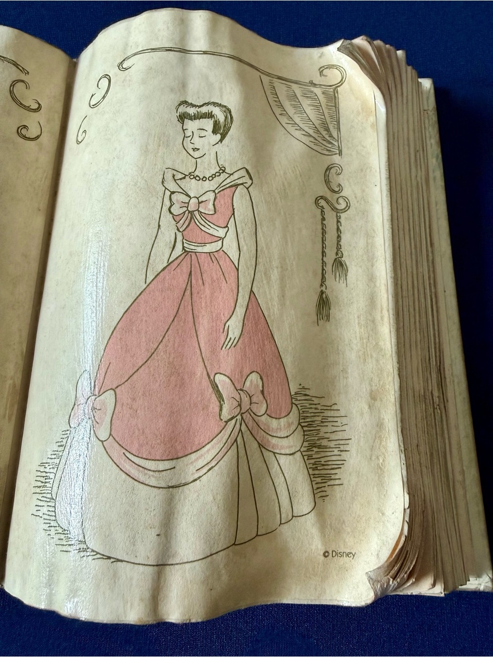 WDCC Cinderella’s Sewing Book Disney Classics Collection Box COA Stand Retired - Picture 4 of 8